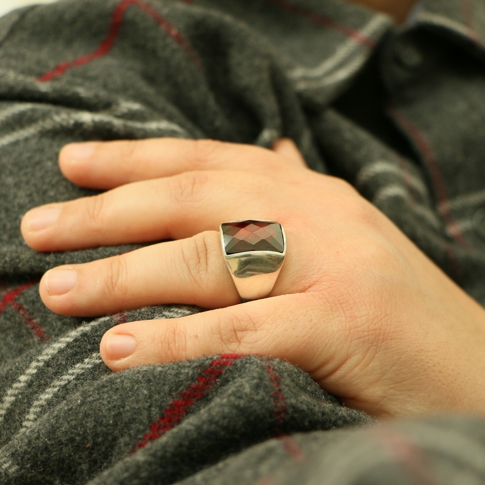 925 Sterling Silver Men's Ring With Red Cubic Zirc - Picture 3 of 8